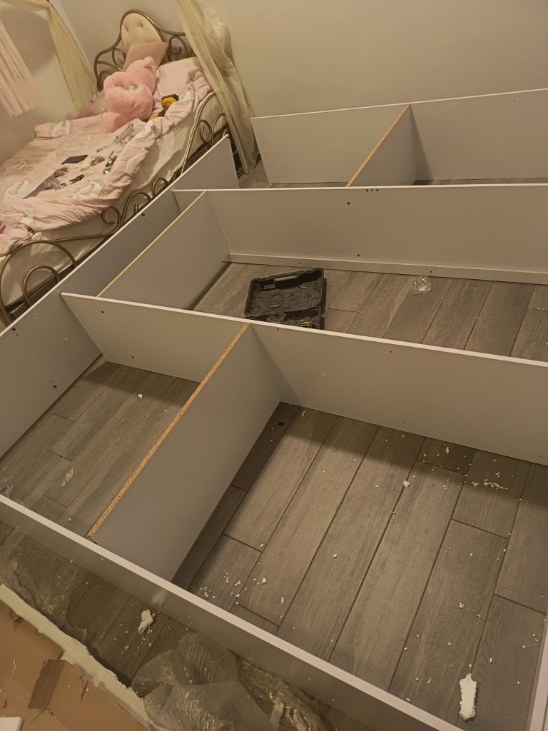 نجار خبير يقدم خدمات نجار لصيانة أثاث المنازل في جدة، يقوم بإصلاح الكسور وترميم الخدوش وتقوية هيكل الأثاث الخشبي، مع توفير خصم 20% لضمان جودة استثنائية بأفضل سعر.