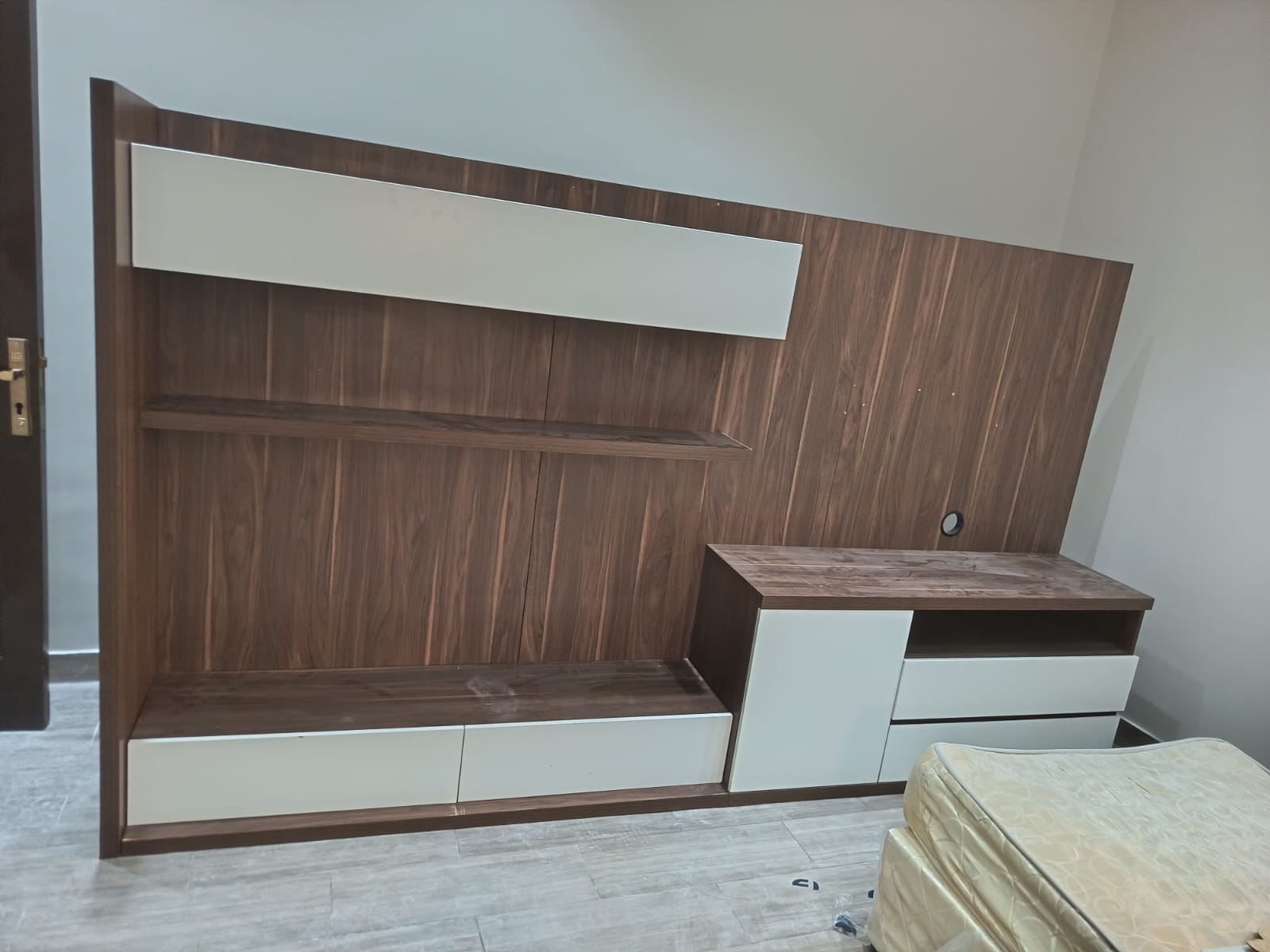 نجار أبواب في جدة يقوم بتركيب وتصليح باب خشبي بدقة داخل المنزل