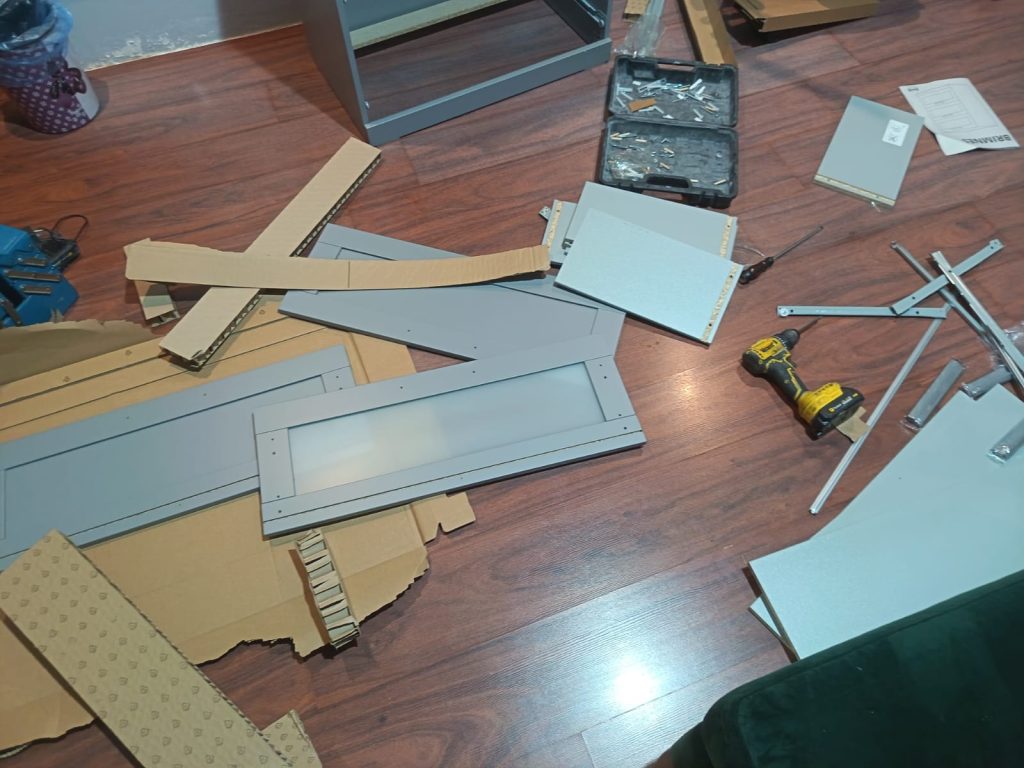 نجار محترف في جدة يقوم بتنفيذ أعمال النجارة بدقة أثناء تركيب باب خشبي داخل المنزل