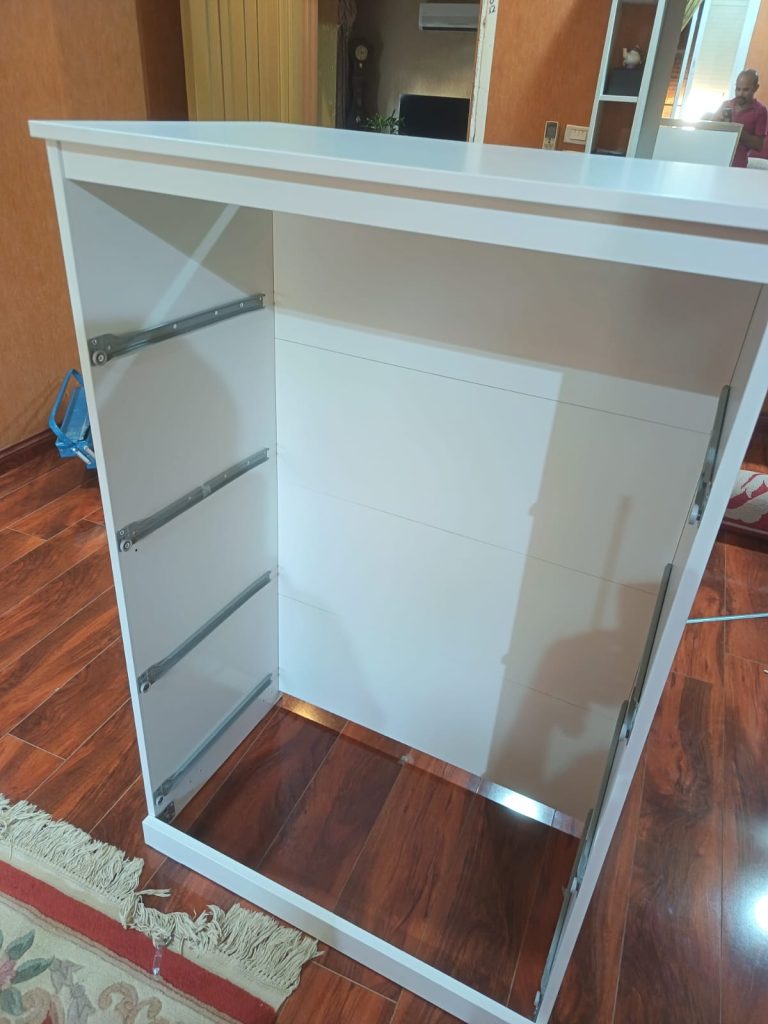 نجار محترف في جدة يقوم بتنفيذ أعمال النجارة بدقة أثناء تركيب باب خشبي داخل المنزل