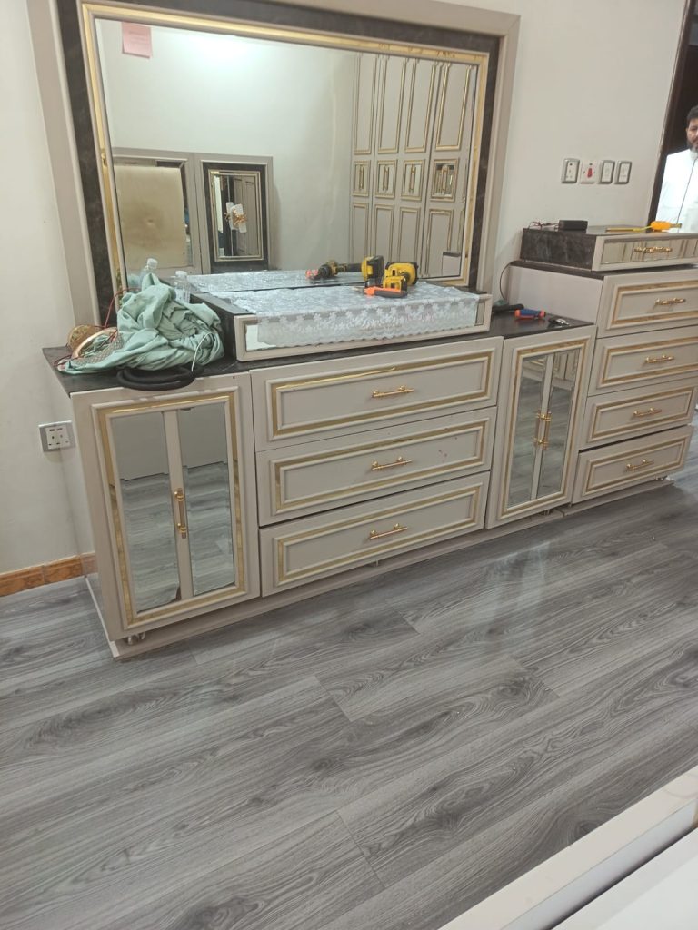 معلم دواليب في جدة يقوم بتفصيل وتركيب دولاب خشبي داخل غرفة نوم