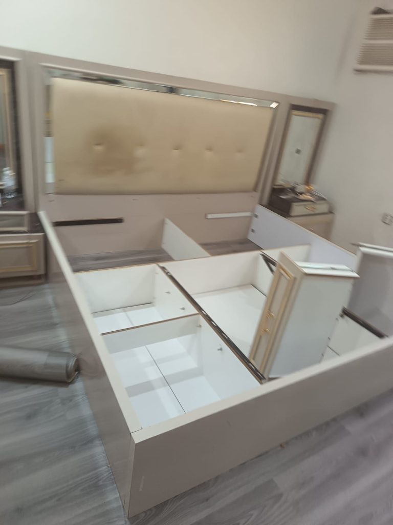 معلم دواليب في جدة يقوم بتفصيل وتركيب دولاب خشبي داخل غرفة نوم