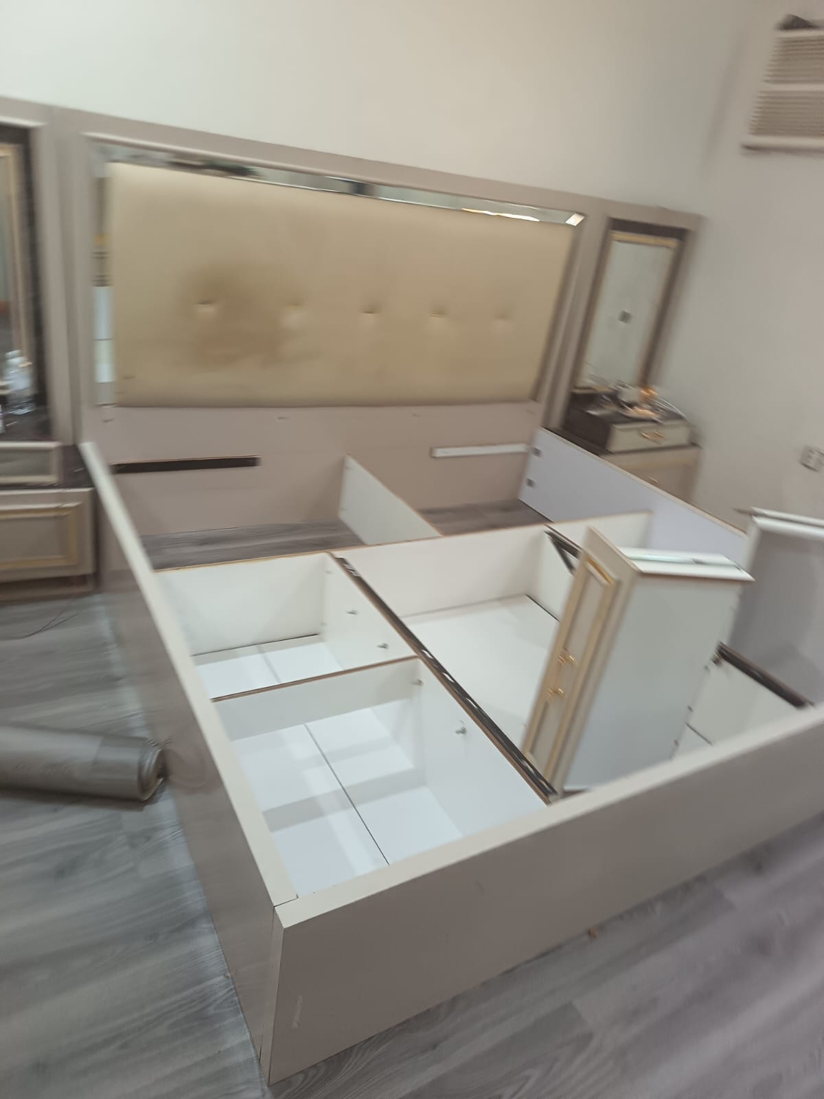 معلم دواليب في جدة يقوم بتفصيل وتركيب دولاب خشبي داخل غرفة نوم