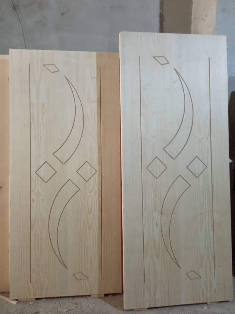 نجار أبواب خشب جدة محترف في تركيب الأبواب السحب، معالجة انتفاخ الخشب بسبب الرطوبة، وصيانة حلق الباب وتركيب الكوالين والمقابض بدقة.